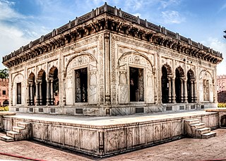 Hazuri_Bagh_Baradari